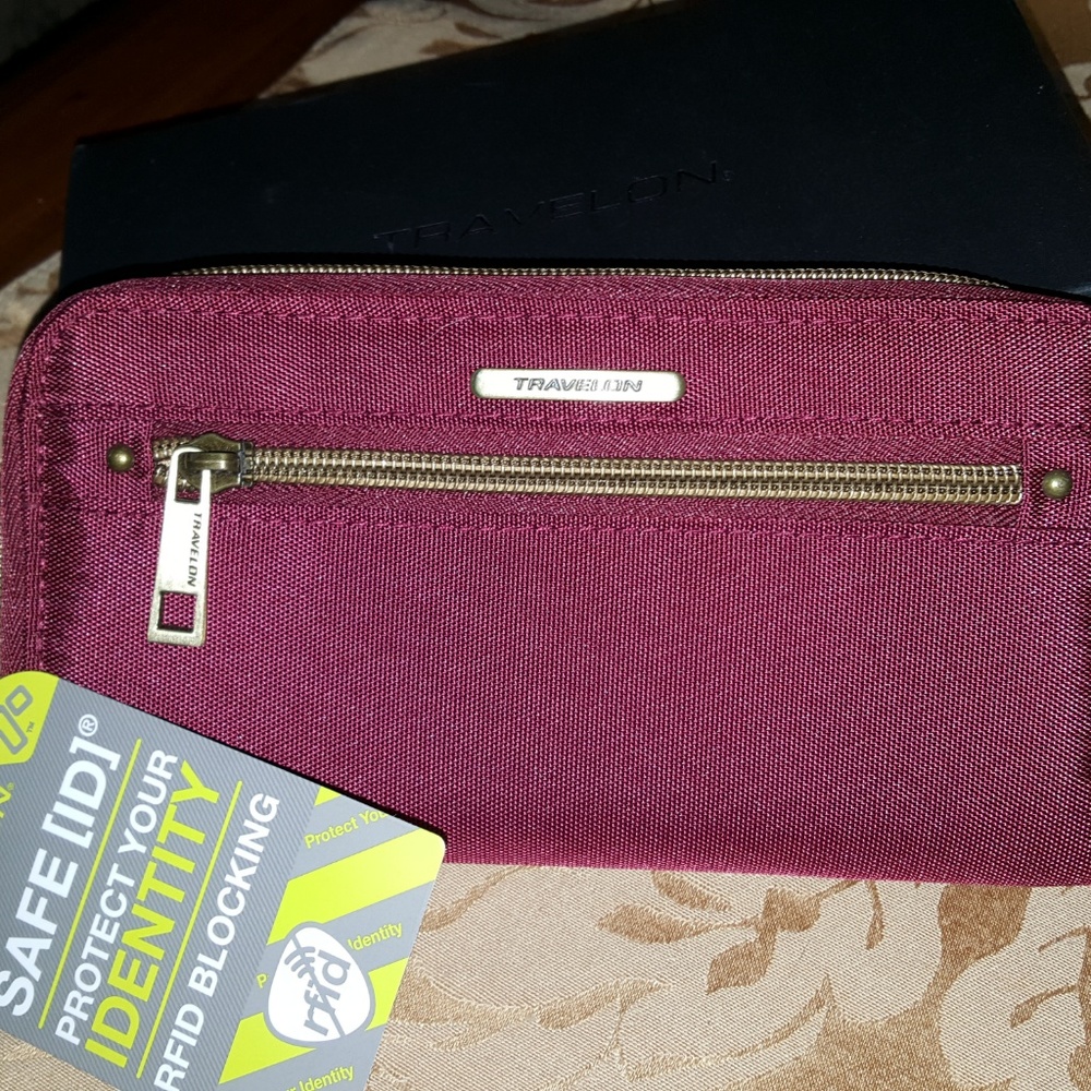 Travelon RFID Wristlet/Wallet - Zip Around